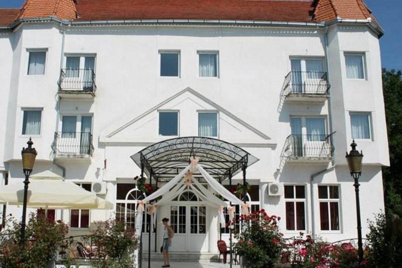 Hotel Beli Dvor à Sombor Extérieur photo