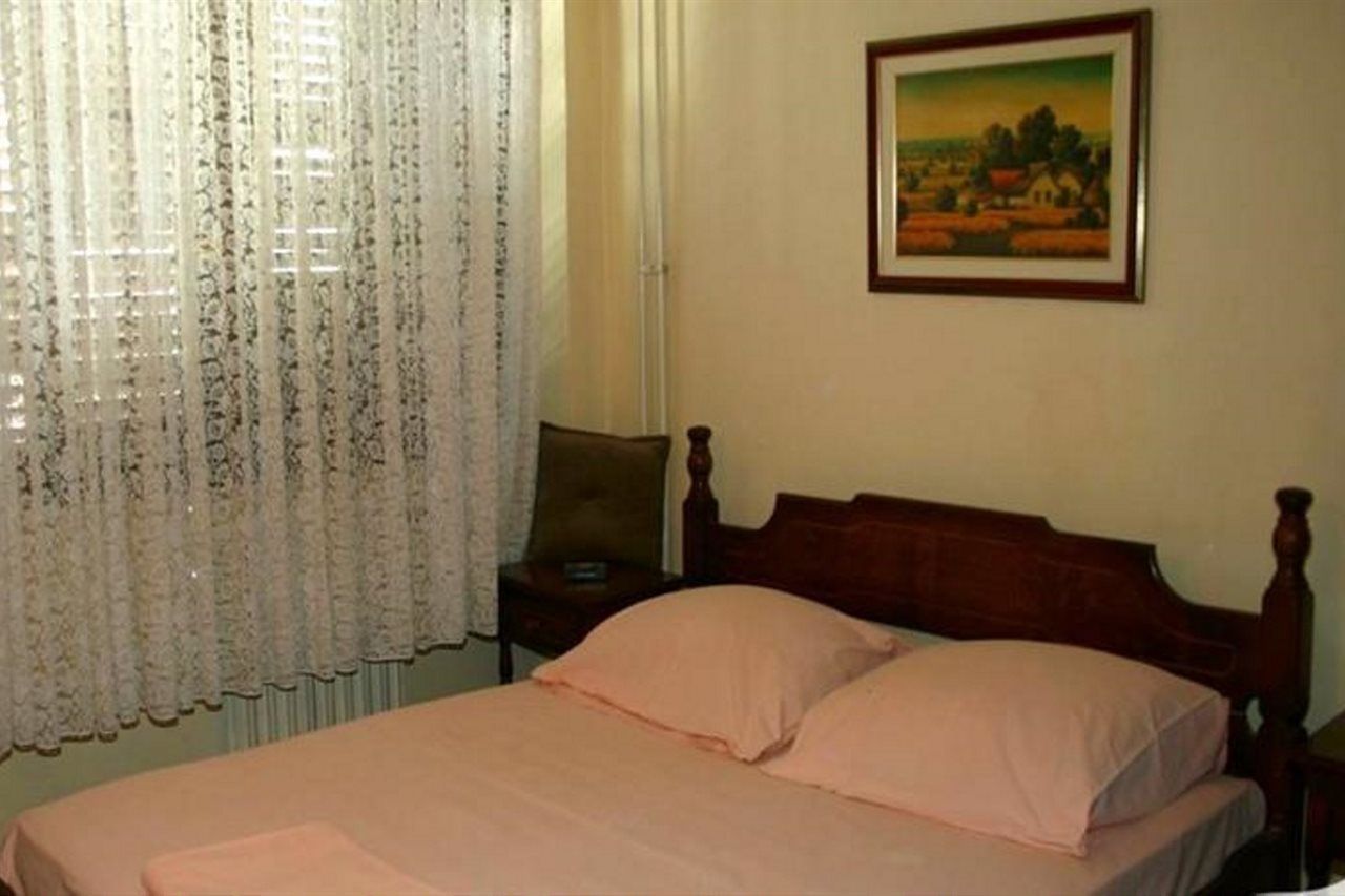Hotel Beli Dvor à Sombor Extérieur photo
