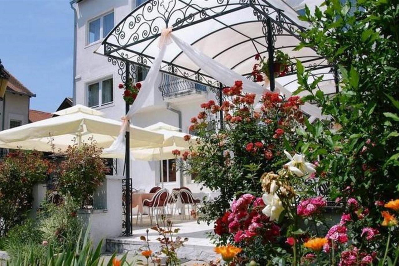 Hotel Beli Dvor à Sombor Extérieur photo