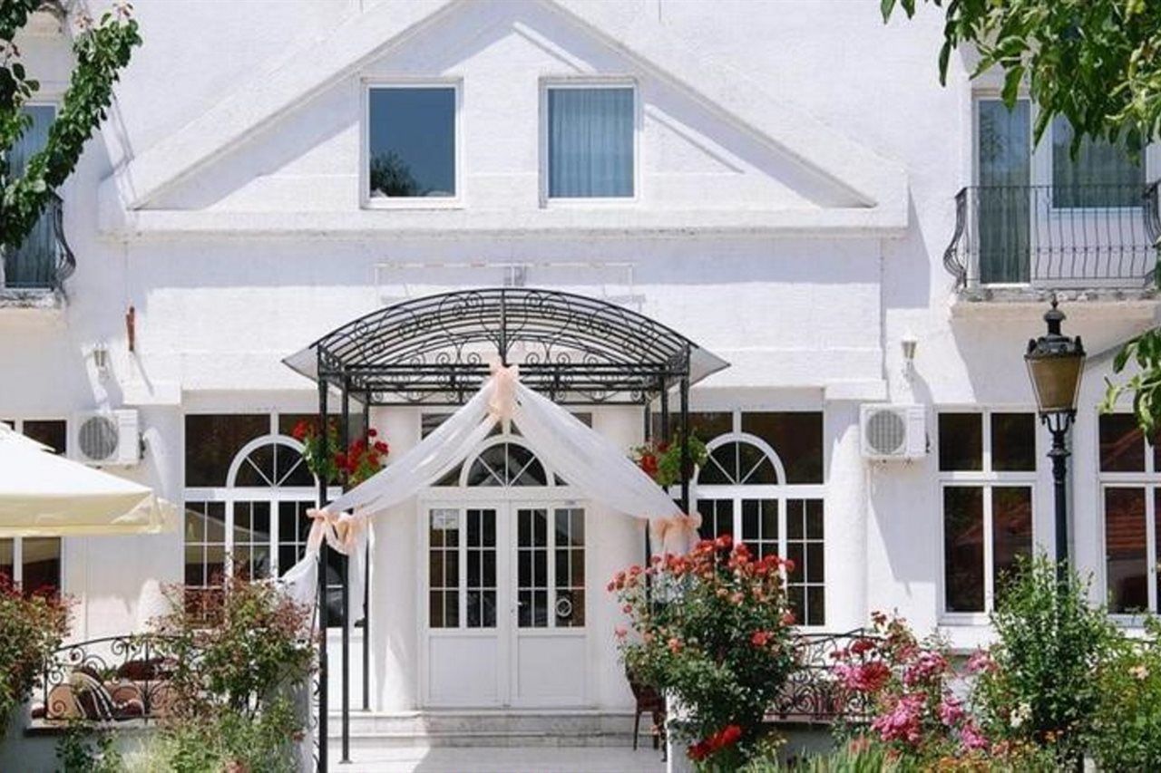 Hotel Beli Dvor à Sombor Extérieur photo